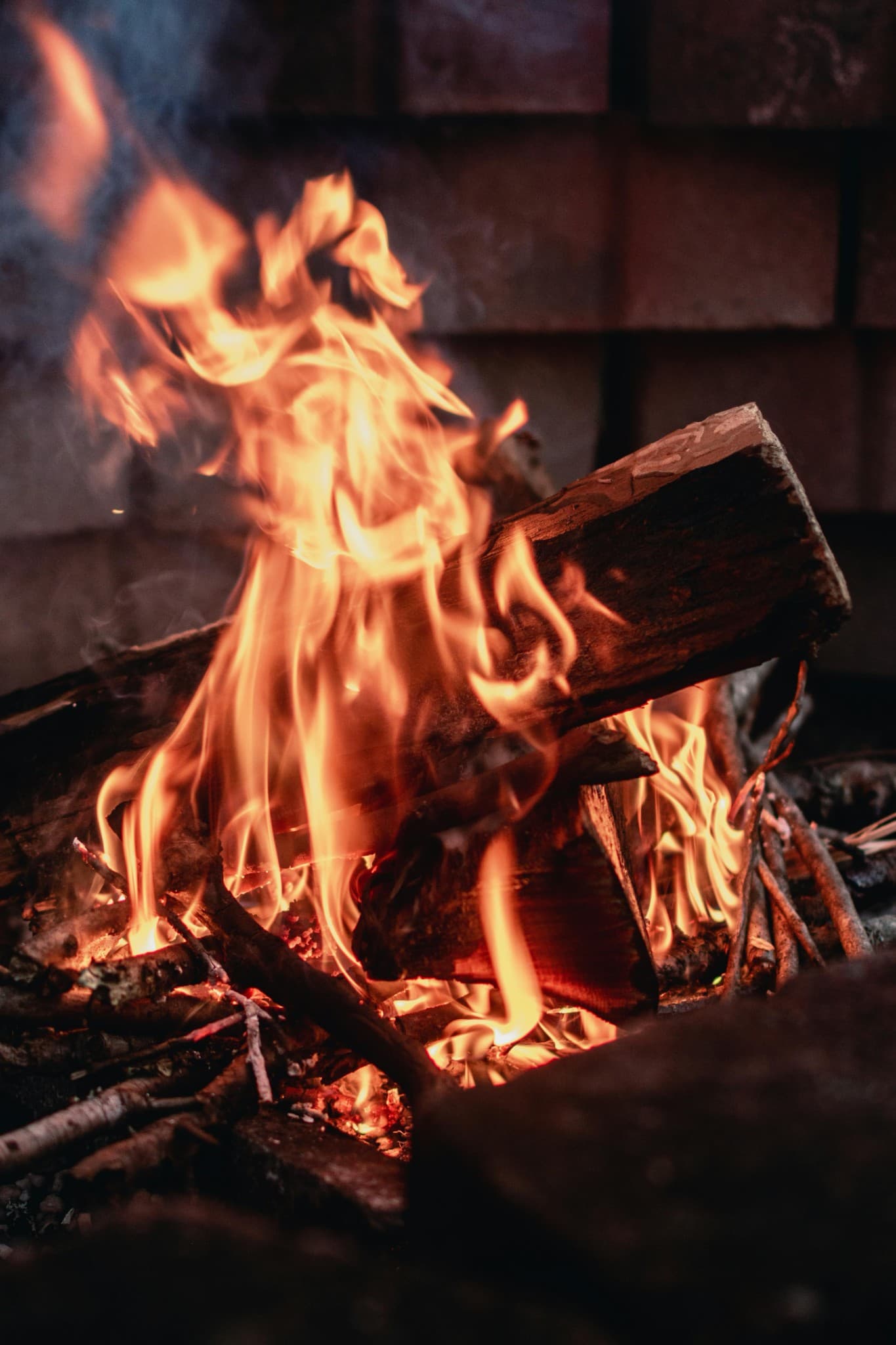 How to Bring Your Cozy Fireplace Dreams to Life with AI? #digenai #FreeAIVideoGenerator